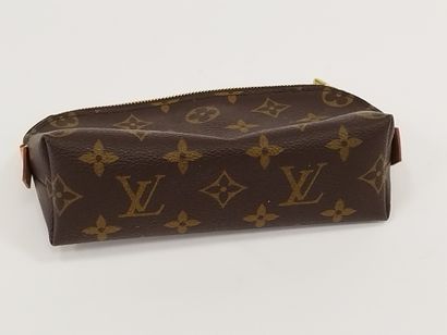 LOUIS VUITTON 

Trousse de toilette en toile...