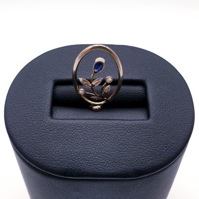 Oval pendant in white gold 750°, decorated...