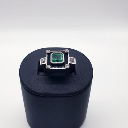 BAGUE en or gris 750° ornée d'une émeraude...
