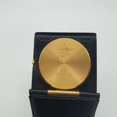 CARTIER

Pendulette de voyage ronde en cuir,...