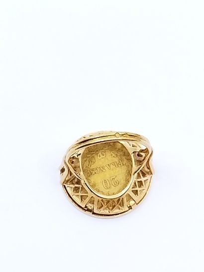 BAGUE en or jaune 750° ornée d'une pièce...