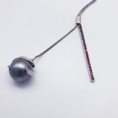 COLLIER en or gris 750° orné d'une perle...