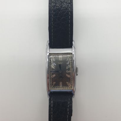 LIP T18

MONTRE bracelet, boitier rectangulaire...