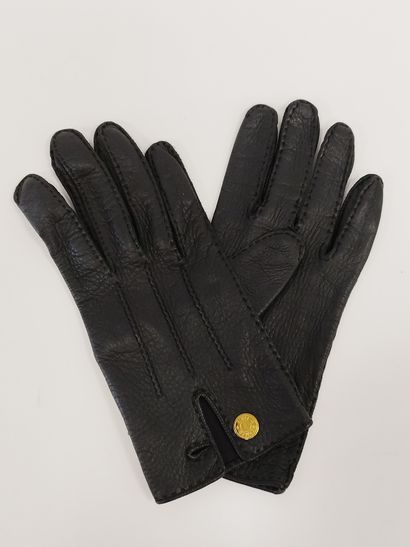 HERMES 

Paire de gants noir grainés, boutons...