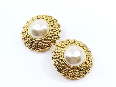 CHANEL

Paire de boucles d'oreilles en métal...