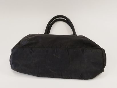 PRADA

Sac à main en nylon noir

Usures