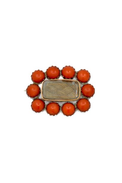 BROCHE ornée de dix perles corail, et de...