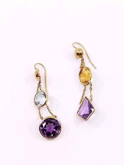 
Paire de pendants d'oreilles en or jaune...