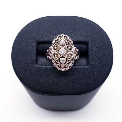 BAGUE en or gris 750° ornée de trois diamants...