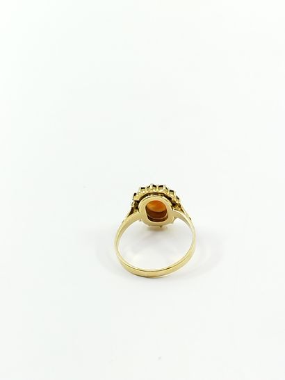 BAGUE en or jaune 750° ornée d'un camée entouré...