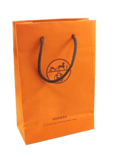 HERMES

Porte-carte en cuir grainé vert

Dans...