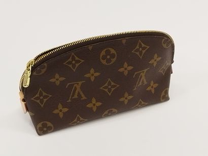 LOUIS VUITTON 

Trousse de toilette en toile...