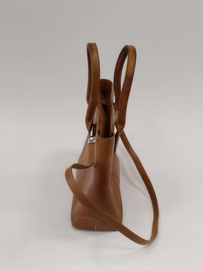 TOD'S

Sac à main en cuir marron à deux anses...