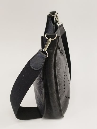 HERMES

Sac EVELYNE 33 de couleur noir, lanière...
