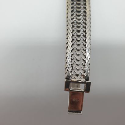 LONGINES 

Lady's wristwatch in white gold...