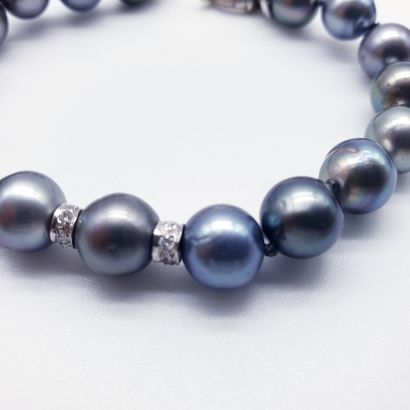 BRACELET orné de dix-huit perles de Tahiti...
