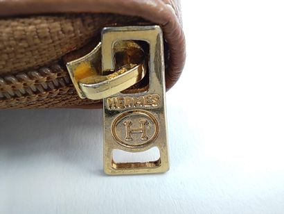 HERMES

Porte-monnaie de forme demi ronde...