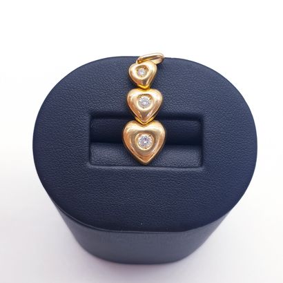 PENDENTIF en or jaune 750° figurant trois...