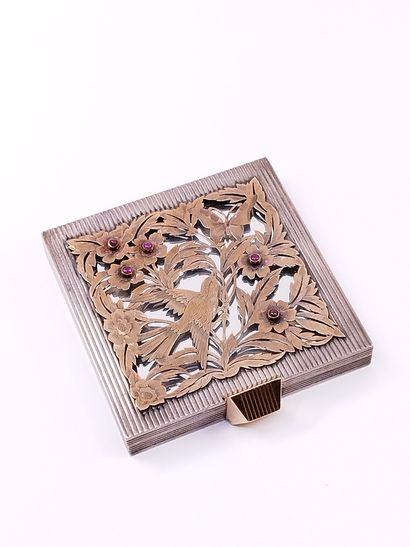 HELLUIN-MATTLINGER pour BOUCHERON .

Poudrier...