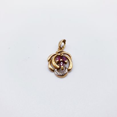 PENDENTIF en or jaune 750° orné de trois...