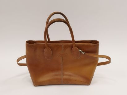 TOD'S

Sac à main en cuir marron à deux anses...