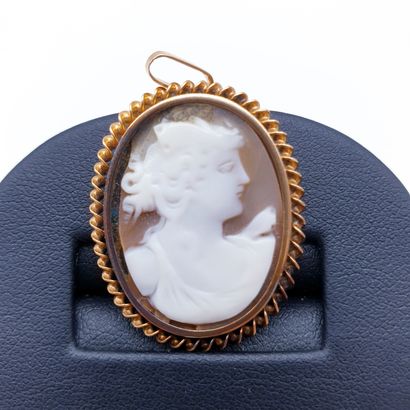 PENDENTIF camée coquille, cerclage en or...