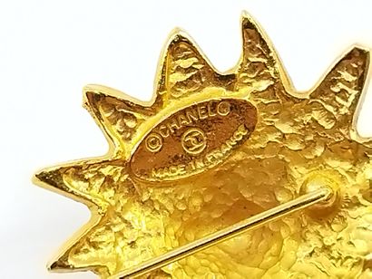 CHANEL 

BROCHE en métal doré représentant...