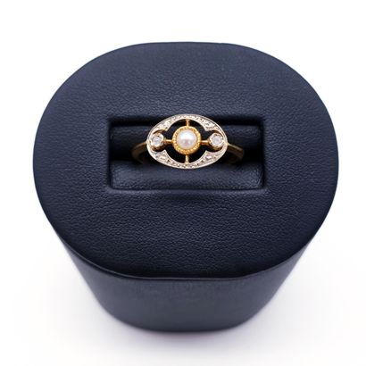 BAGUE en or deux tons 750° orné d'une perle...
