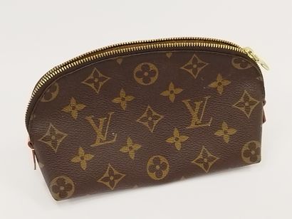 LOUIS VUITTON 

Trousse de toilette en toile...