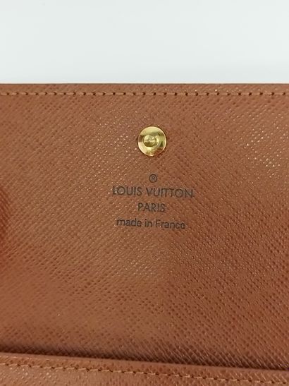 LOUIS VUITTON

Porte-monnaie et porte-cartes...