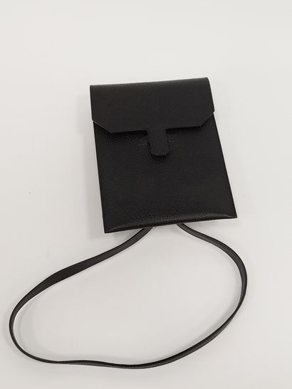 HERMES

Pochette à bandoulière en cuir noir...