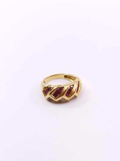 BAGUE en or jaune 750 ° ornée de rubis rond...