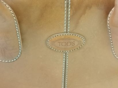 TOD'S

Sac à main en cuir marron à deux anses...