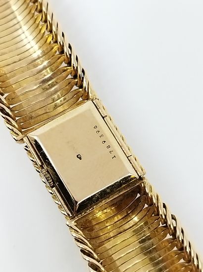 UNIVERSAL Geneva

Lady's wristwatch in yellow...