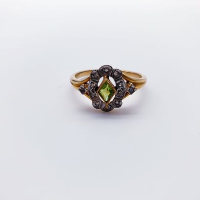 BAGUE en or deux tons 750° ornée d'un péridot...