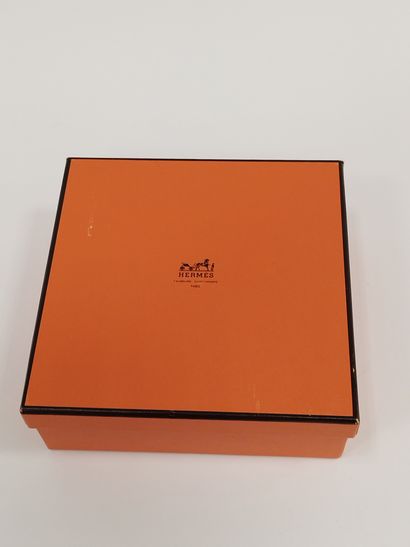 HERMES

Les Tambours

Plissé de couleur rouge...