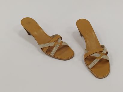 
HERMES




Paire de sandales à talons en...