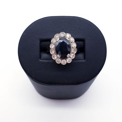 
BAGUE marguerite en or et platine, saphirs...