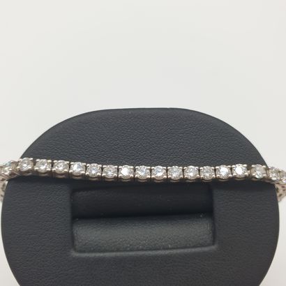 
BRACELET en or gris 750° orné de cinquante-deux...