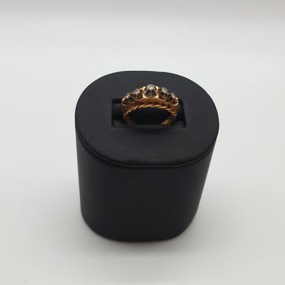 
BAGUE jarretière en or 750° ornée de cinq...