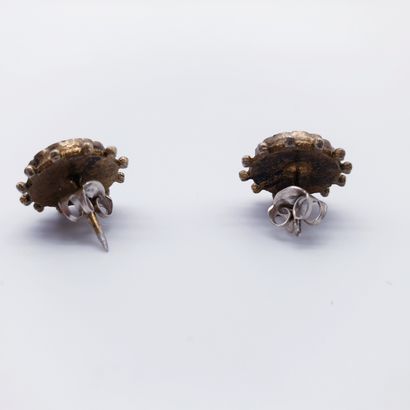 PAIRE DE BOUTONS D'OREILLES

Ornée d'émaux...