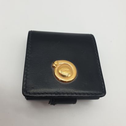 CARTIER

Pendulette de voyage ronde en cuir,...