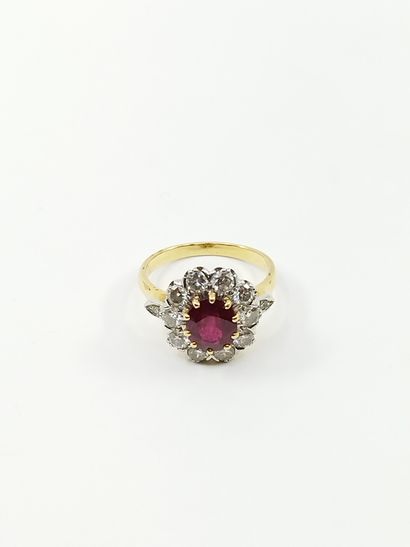 BAGUE en or jaune 750° surmontée d'un rubis...