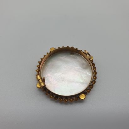 Lot de débris d'or comprenant :

- broche...