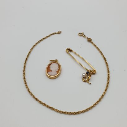 LOT D'OR 750° comprenant un bracelet, une...