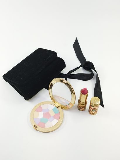 GUERLAIN

Petit sac de soirée en tissu noir...