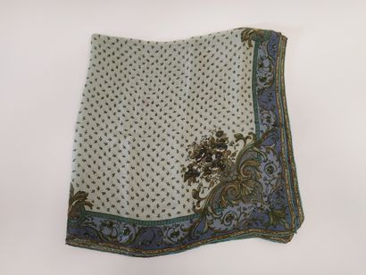 Lot de quatre foulards 

Foulard de couleur...