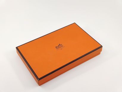 HERMES

Porte-carte en cuir bordeaux

Dans...