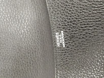 HERMES

Pochette à bandoulière en cuir noir...