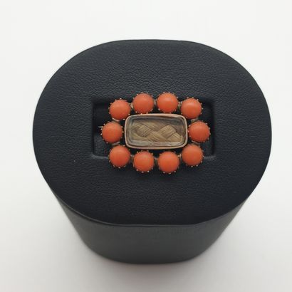 BROCHE ornée de dix perles corail, et de...